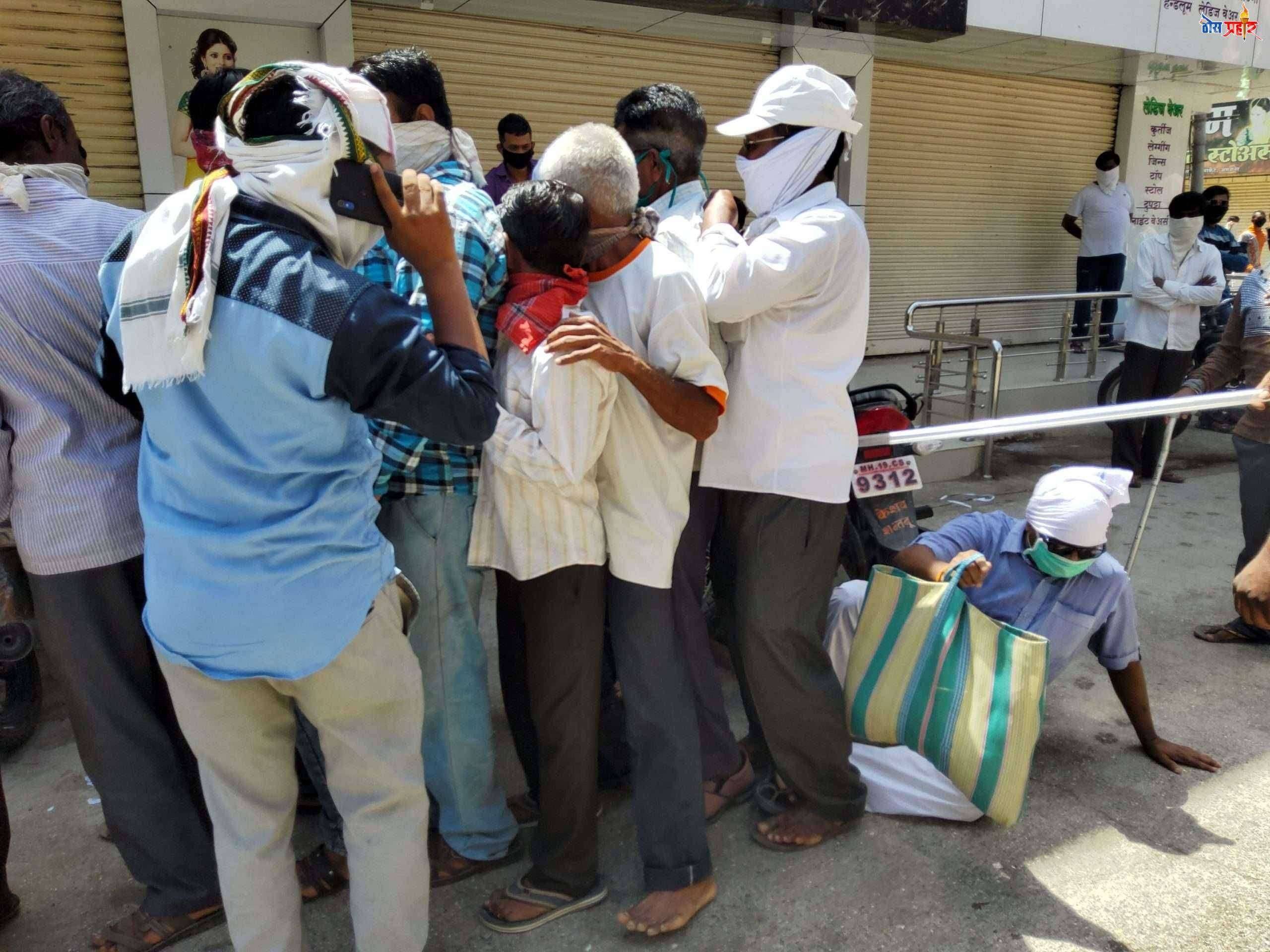 ?️ ठोस प्रहार ब्रेकिंग... अमळनेर मद्य विक्रेत्यांची चंगळ...दारू दुकानांवरसोशल डिस्टन्गसिंग चा फज्जा..