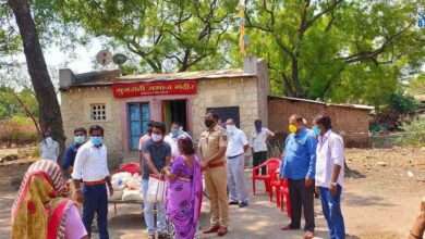 तहसीलदार व वालचंदनगर पोलीस स्टेशन यांच्या तर्फे १०० गरजू कुटुंबियांना जीवनावश्यक वस्तूंचे वाटप
