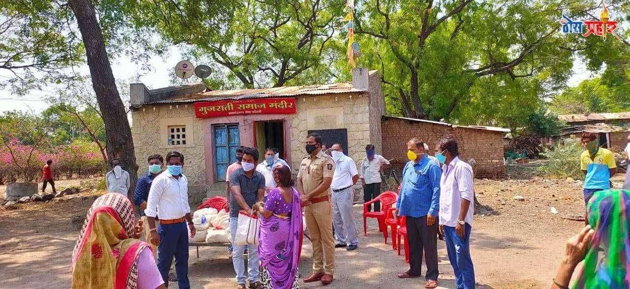 तहसीलदार व वालचंदनगर पोलीस स्टेशन यांच्या तर्फे १०० गरजू कुटुंबियांना जीवनावश्यक वस्तूंचे वाटप