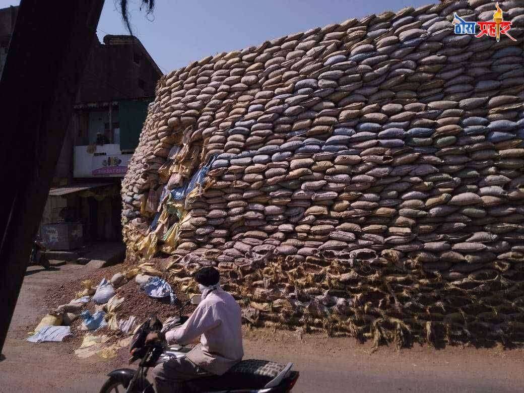 अमळनेर शहराची शान आणि प्राचीन वास्तू दगडी दरवाजाची पडझड...पुरातत्व विभागाचे दुर्लक्ष...