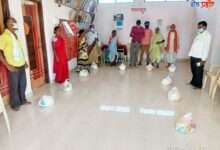 सरपंच अतिश पवार यांनी हळदगाव, उटी, चांपा वस्तीत गावोगावी जाऊन गरजूंना केले धान्य किटचे वाटप