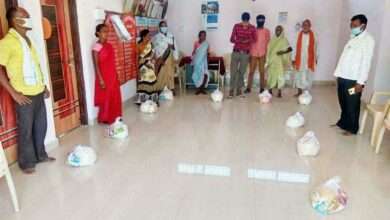 सरपंच अतिश पवार यांनी हळदगाव, उटी, चांपा वस्तीत गावोगावी जाऊन गरजूंना केले धान्य किटचे वाटप