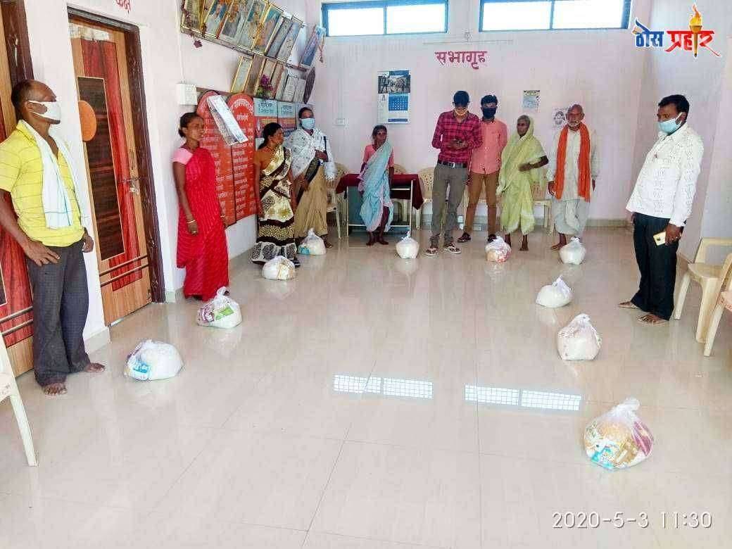 सरपंच अतिश पवार यांनी हळदगाव, उटी, चांपा वस्तीत गावोगावी जाऊन गरजूंना केले धान्य किटचे वाटप