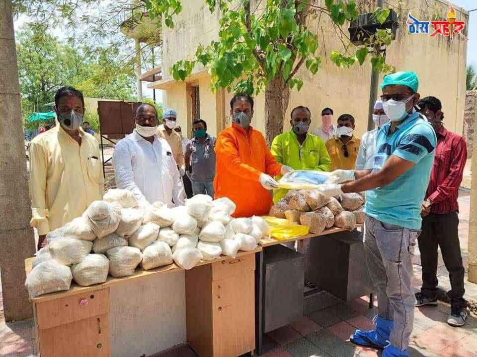 तावशी येथील डाॅक्टरांना मनसेच्या वतीने पीपीई कीट आरोग्य सेविकांना आणि गरजू मजुरांना जीवनावश्यक वस्तूंचे वाटप
