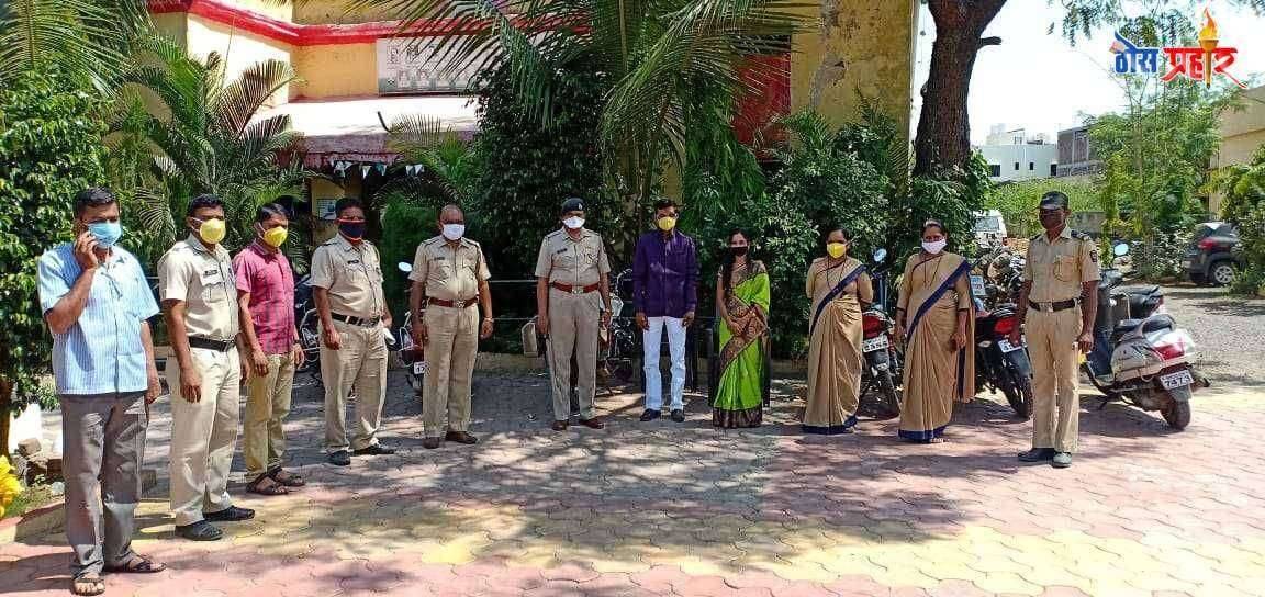 आरोग्य सेविका अश्विनी भांडवल यांनी त्यांच्या पतीचा वाढदिवस मास्क व सँनिटायझर वाटून केला साजरा 