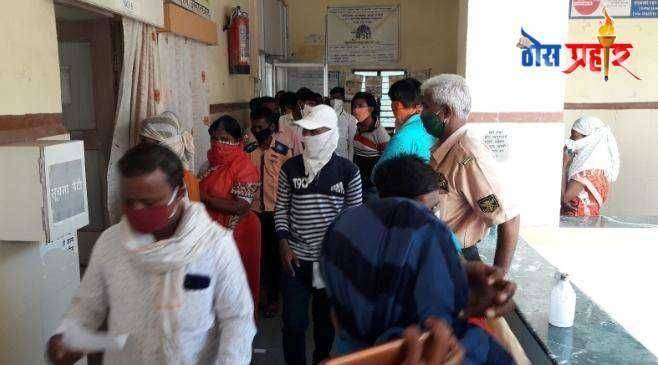 परंडा उप जिल्हा रूग्णालयातच सोशल डिस्टन्सिंग चे उल्लंघन आरोग्य प्रशासनाचे दुर्लक्ष फिटणेस प्रमाणपत्रा साठी नागरीकांची झुंबड ,