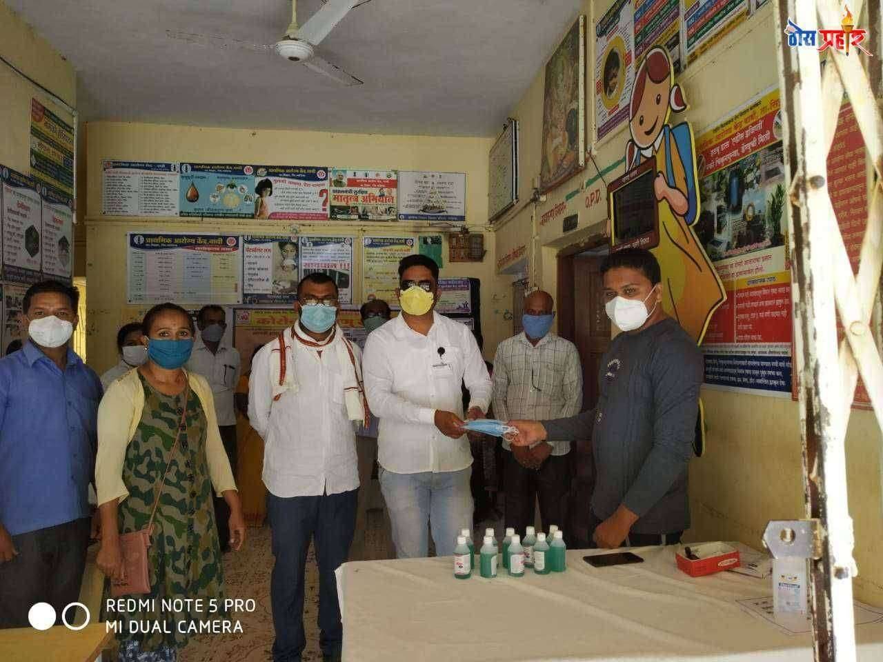 आदर्श शिक्षक समितीकडून कोरोना योधाना सॅनिटायझर आणि मास्क वाटप