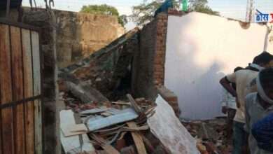 चक्रीवादळाने भिंत कोसळून ३ जन जखमी , १ मृत १ अती गंभीर, व्यापाराचे लाखोचे नुकसान.