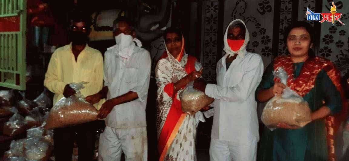 जळगांव पोलिसांतील महीला पोलिस वर्दीतली दर्दी चुंचाळे येथील माहेरवाशिनीने केले गरजुंना धान्य वाटप