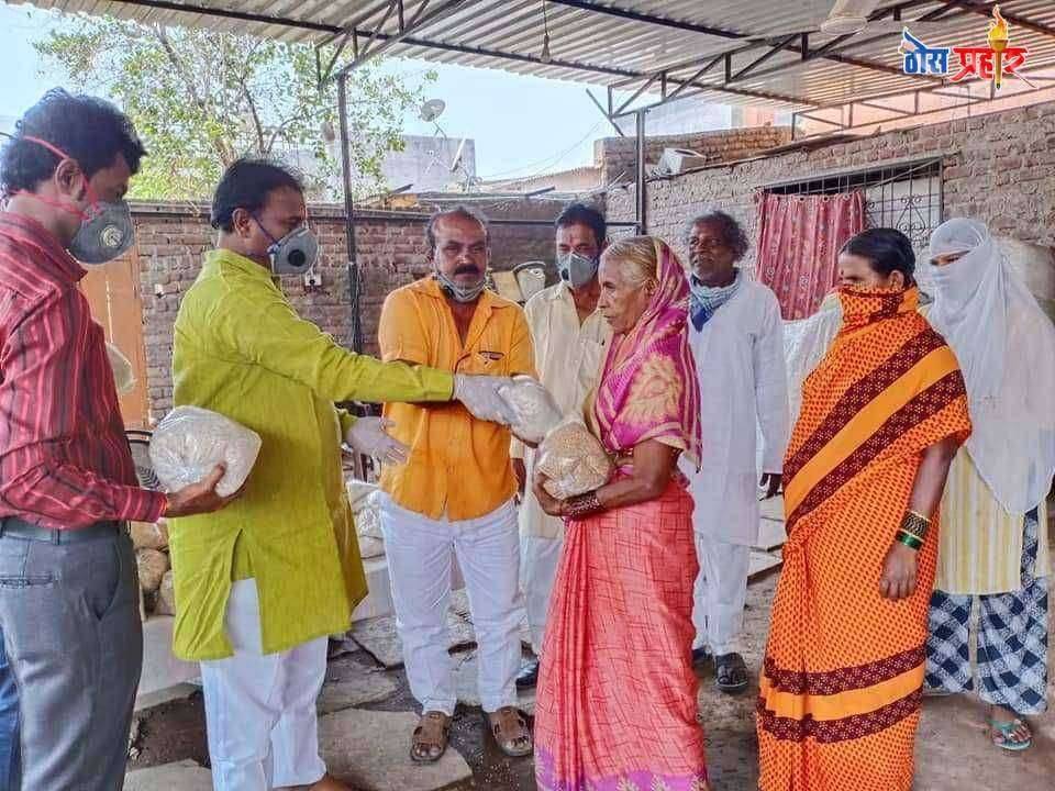 पंढरीतील संत पेठ परिसरातील घडशी समाजाला मनसेची मदत