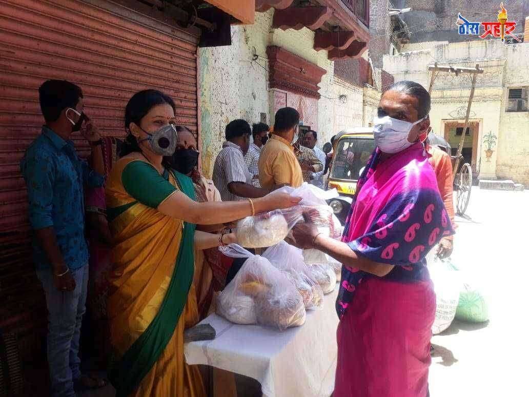 पंढरीत राष्ट्रवादी किसान महिलाचाही मदतीसाठी पुढाकार