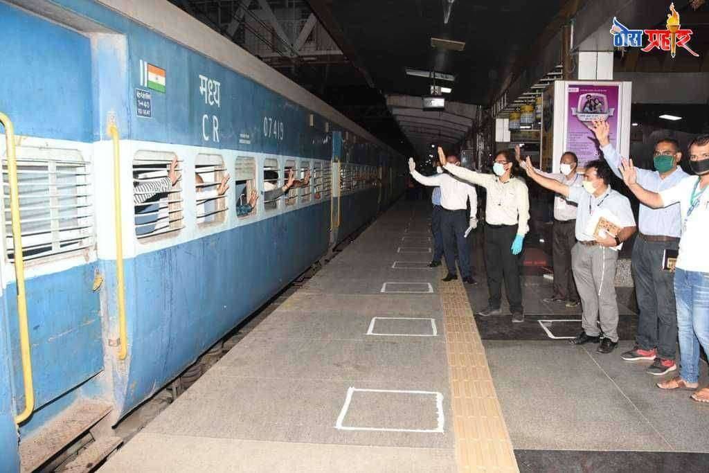 लॉकडाऊनमध्ये अडकलेले १ हजार १३१ नागरिक पुणे जिल्ह्यातून रेल्वेने उत्तरप्रदेशकडे रवाना - नवल किशोर राम