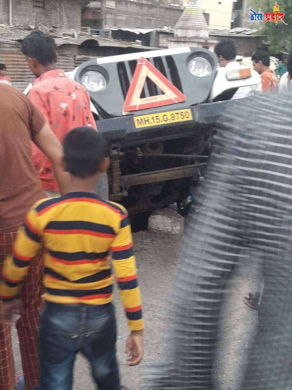 वाहन चालकाच्या बेजबाबदार पणा मुळे नाल्यात पडली पिक-अप गाडी. सुदैवाने मोठी जीवित हानी टळली