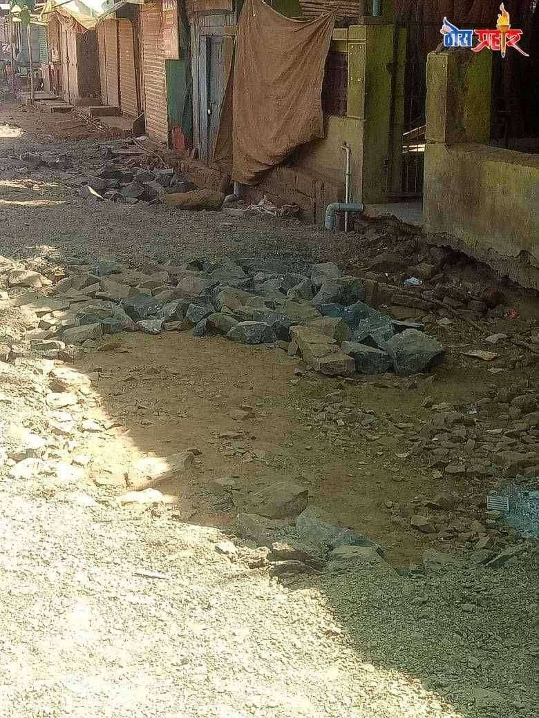 "कंत्राटदार गायब "चक्क ४ मजुरांच्या भरोशावर सुरगाणा शहरातील मेनरोड परिसरातील कोट्यवधी रुपयांच्या निधीच्या रस्त्याचे काम संथ गतिने सुरू