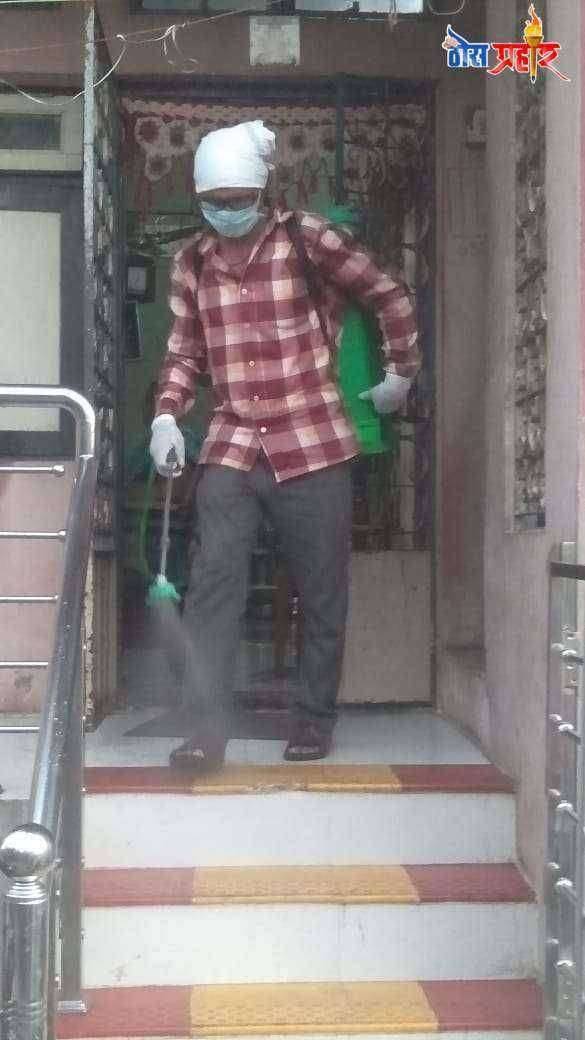 अमळनेर पैलाड भागातील जय अंबे माता चौक नागरिकांनी स्व खर्चाने पुढाकार घेत निर्जंतुकीकरण केले.