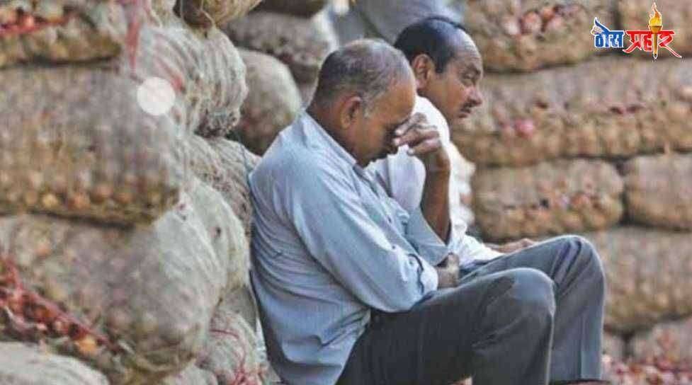 चोपडा तालुक्यात कांदा उत्पादक बळीराजा चांगल्या भावाच्या प्रतिक्षेत लॉक डाउन चा फटका चेंतेत शेतकरी