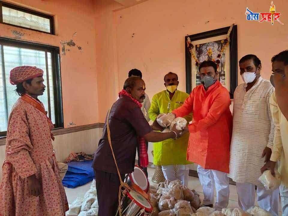 पंढरपुरातील गोंधळी समाजातील गरजू बांधवांना महाराष्ट्र नवनिर्माण सेनेची मायेची सावली