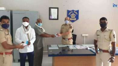 देवळा पोलिसांना मास्क व सॅनिटायझरचे वाटप