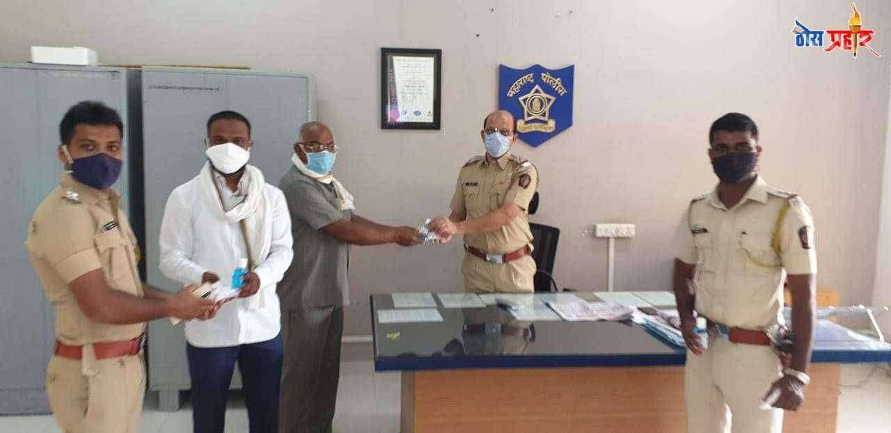 देवळा पोलिसांना मास्क व सॅनिटायझरचे वाटप
