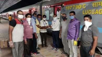 एससी/एसटी असोच्या प्रयत्न मनमाड़ रेल्वे दवाखान्याला औषधे,पीपीई किट प्राप्त!