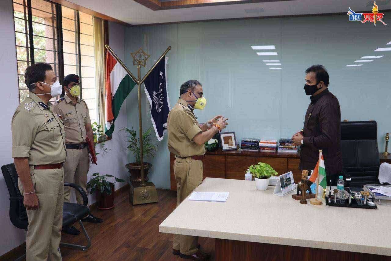 कोरोनाची लढाई जिंकण्यासाठी प्रशासनाला सहकार्य करा राज्याचे गृहमंत्री अनिल देशमुख यांनी घेतला जिल्हा प्रशासनाचा आढावा