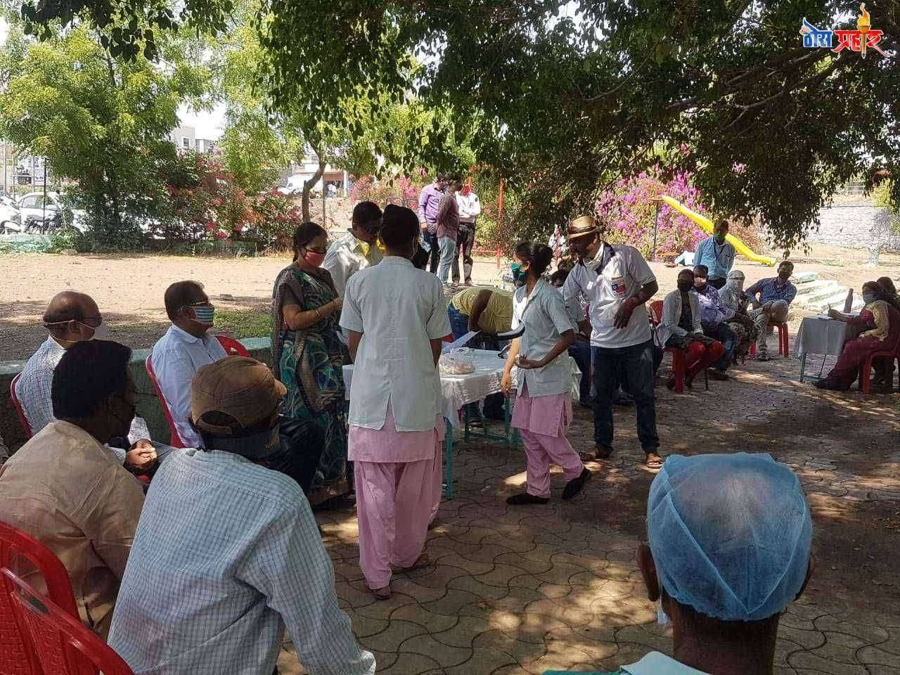 डाॅक्टर व परिचारिकांना "फेस शिल्ड" चे वितरण ..