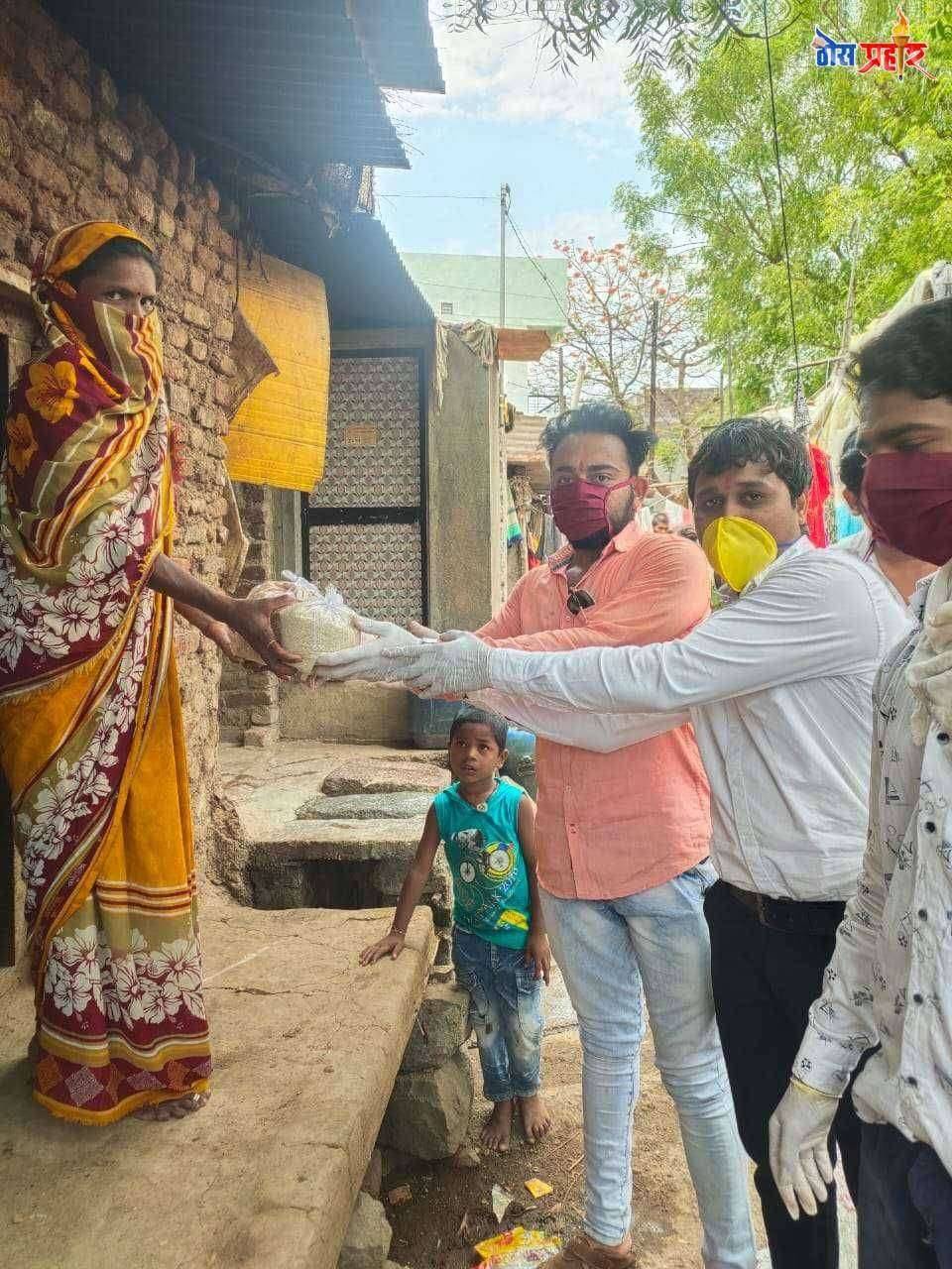 मॉन्टी साळी यांनी वाढदिवसानिमित्त धान्य वाटप करून घडविले माणुसकी चे दर्शन