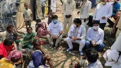 मांगवडगाव खून प्रकरणातील पिडीत पवार कुटुंबियांची पालकमंत्री धनंजय मुंडेंनी घेतली भेट