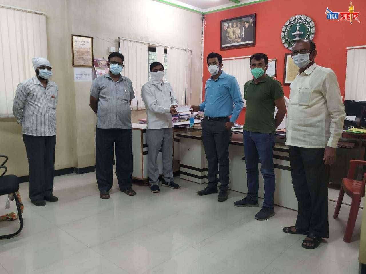 फैजपुर च्या अंबिका दूध उत्पादक सोसायटी तर्फे कोरोना संसर्ग रोखण्यासाठी मुख्यमंत्री सहायता निधी स 51 हजाराची मदत