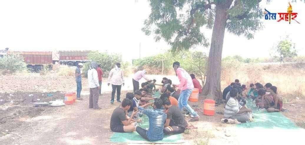 कर्जोद येथील हिंदू-मुस्लिम बांधव गेल्या २० दिवसापासून परप्रांतीयांना सॅनिटायझरसह करताय अन्नदान...माणुसकीतून देतायेतत जातीय एकात्मतेचा संदेश