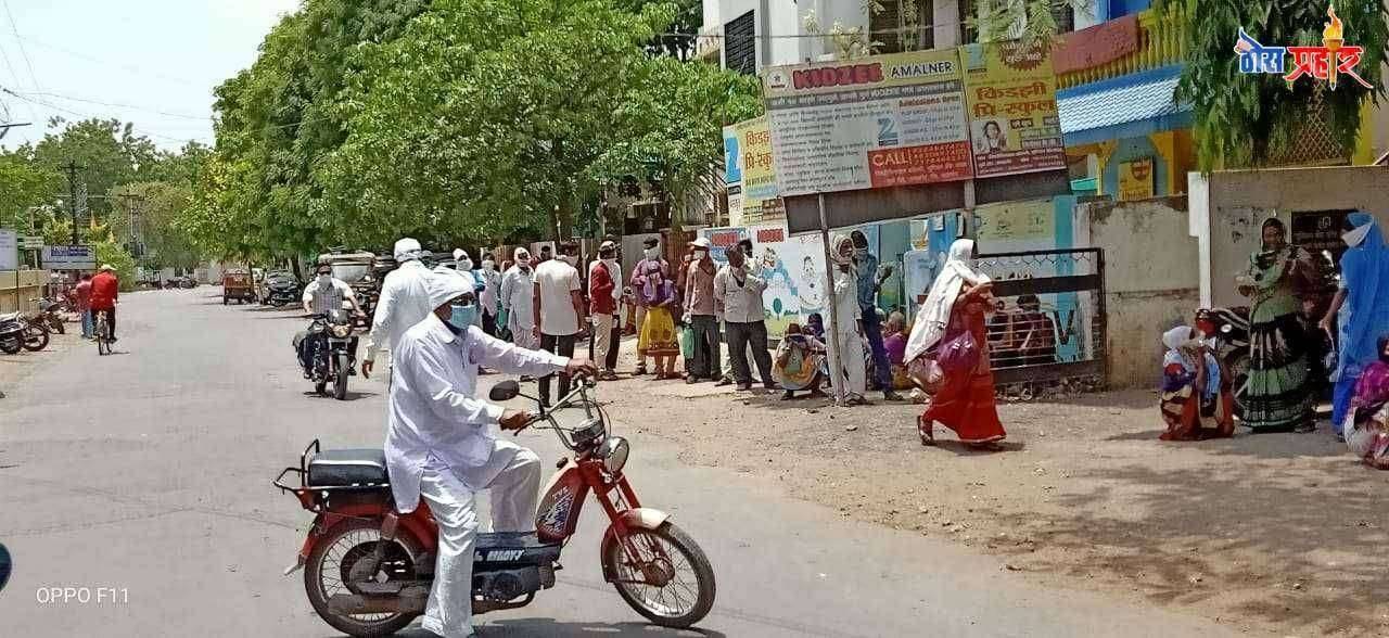 युनियन बँक पुढील नागरिकांची रांग बसतोय उन्हाचा चटका तासंतास उभे राहून होतेय जीवाची लाहीलाही