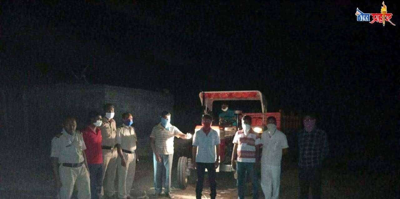 परंडा येथे अवैध वाळू वाहतुक करणारा टॅक्टर महसुल पथकाच्या जाळ्यात ,