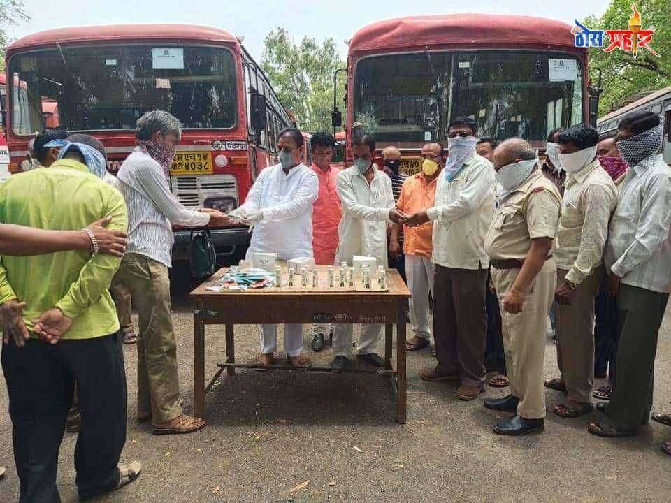 मनसेच्या वतीने  एसटी कर्मचाऱ्यांना सॅनिटाझर आणि मास्कचे वाटप*