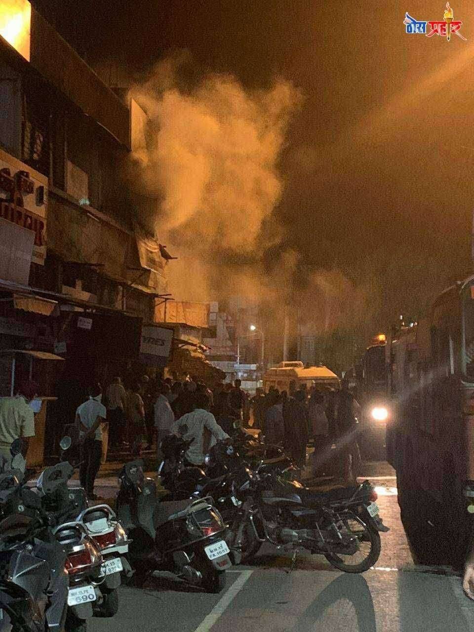 नाशिकरोङ येथे कपडे दुकानास आग, कपडे व शालेय बॅगा जळाल्या