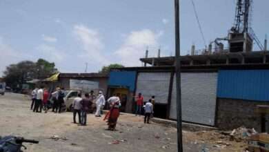 व्यापाऱ्याची शेतकऱ्याला दादागिरी