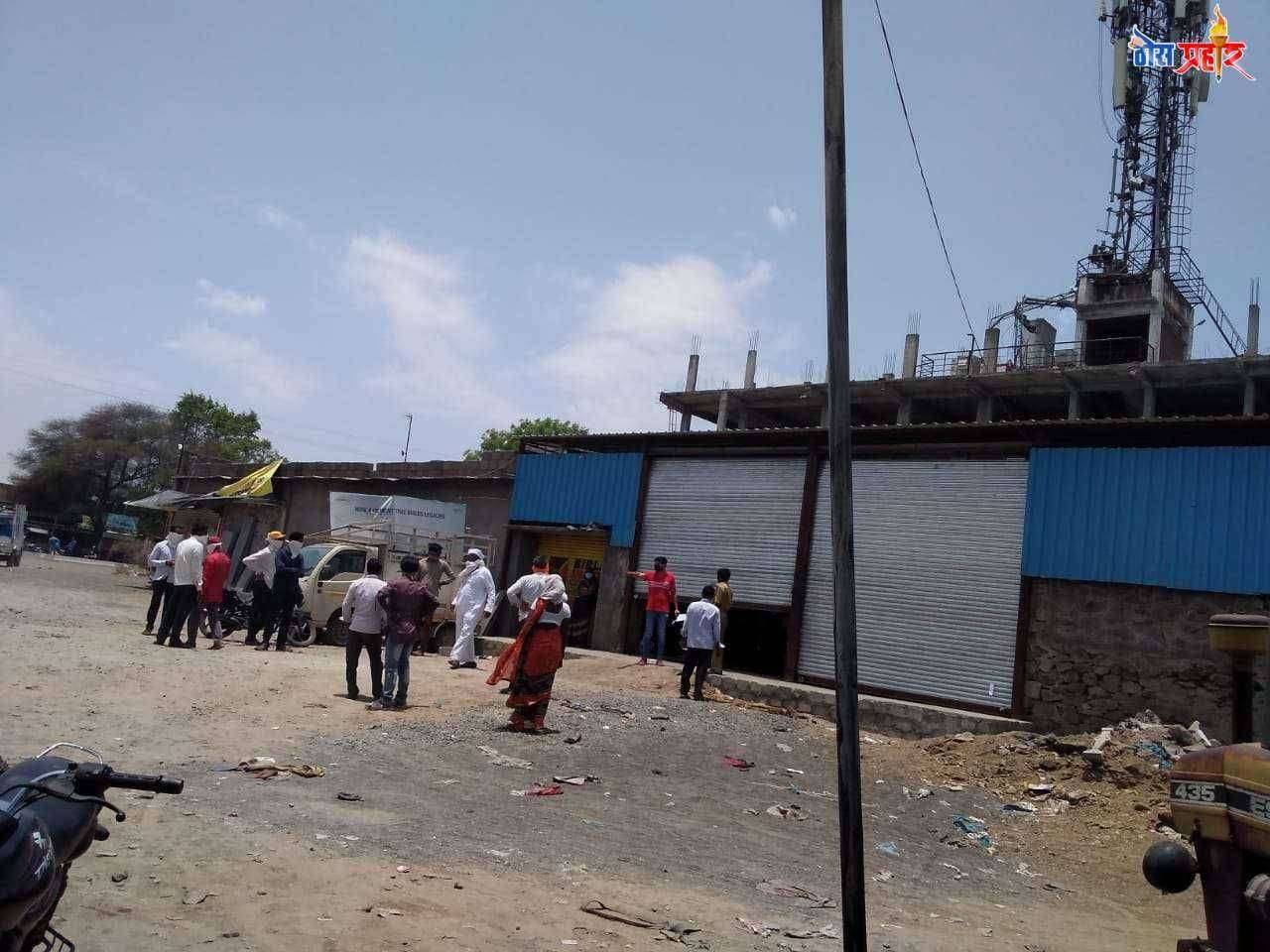 व्यापाऱ्याची शेतकऱ्याला दादागिरी