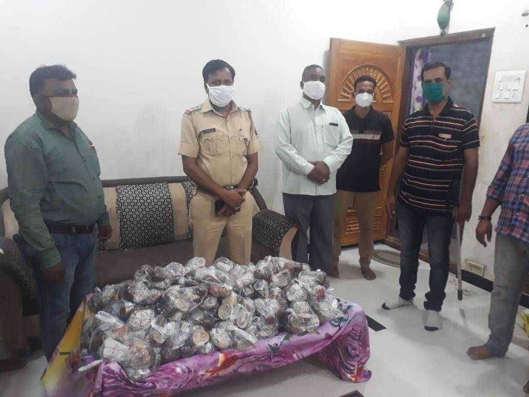 फैजपुरात अन्याय अत्याचार विरोधी समितीच्या तर्फे गरीब गरजूंना शीरखुर्मा व किट चे वाटप