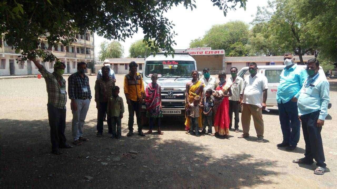 पंढरपूर नगरपरिषद कर्मचारी यांनी मंगळवेढा येथील मजुरांना गावी जाण्यासाठी स्वखर्चाने केली मदत