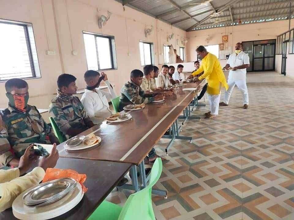 करकब येथे कोरोना बंदोबस्तासाठी असणाऱ्या होमगार्ड आणि कमांडो फोर्स च्या जवांनाना मनसेचे अन्नदान