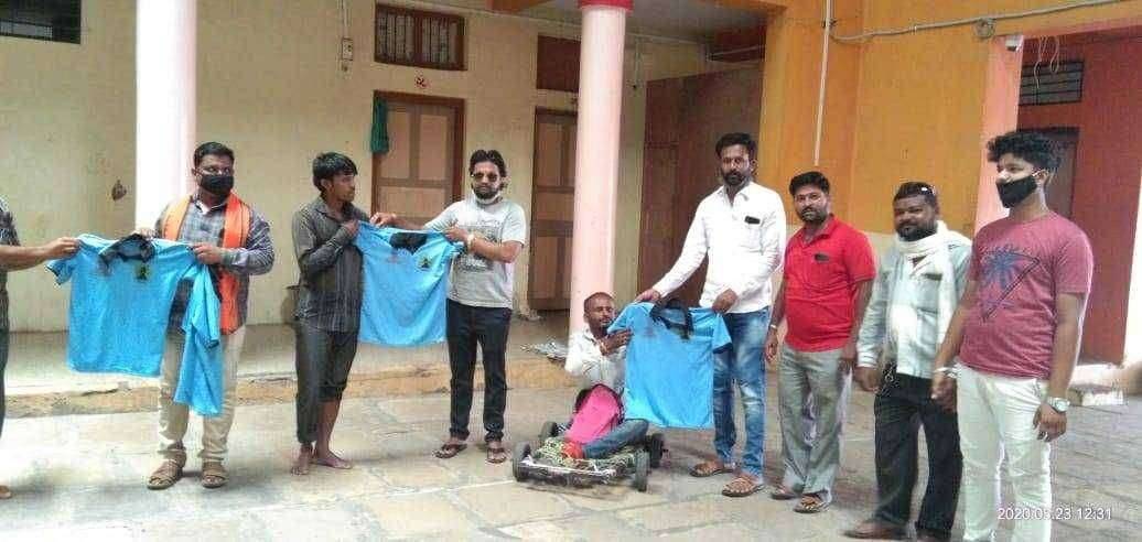 आम्ही पंढरपूरकर फाउंडेशन कडून पंढरपूर मध्ये अडकलेल्या बेघर व्यक्तींना टी शर्ट वाटप÷सागर कदम