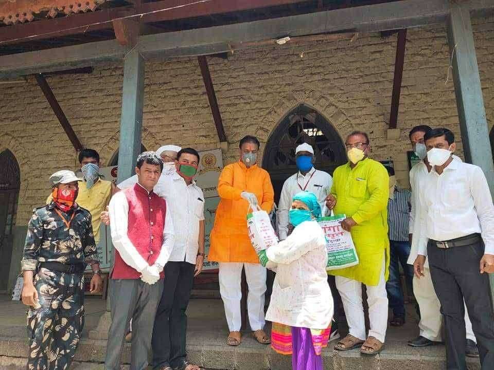 पंढरपुरातील अशा सेविका आणि आरोग्य कर्मचाऱ्यांना मनसेची मदत
