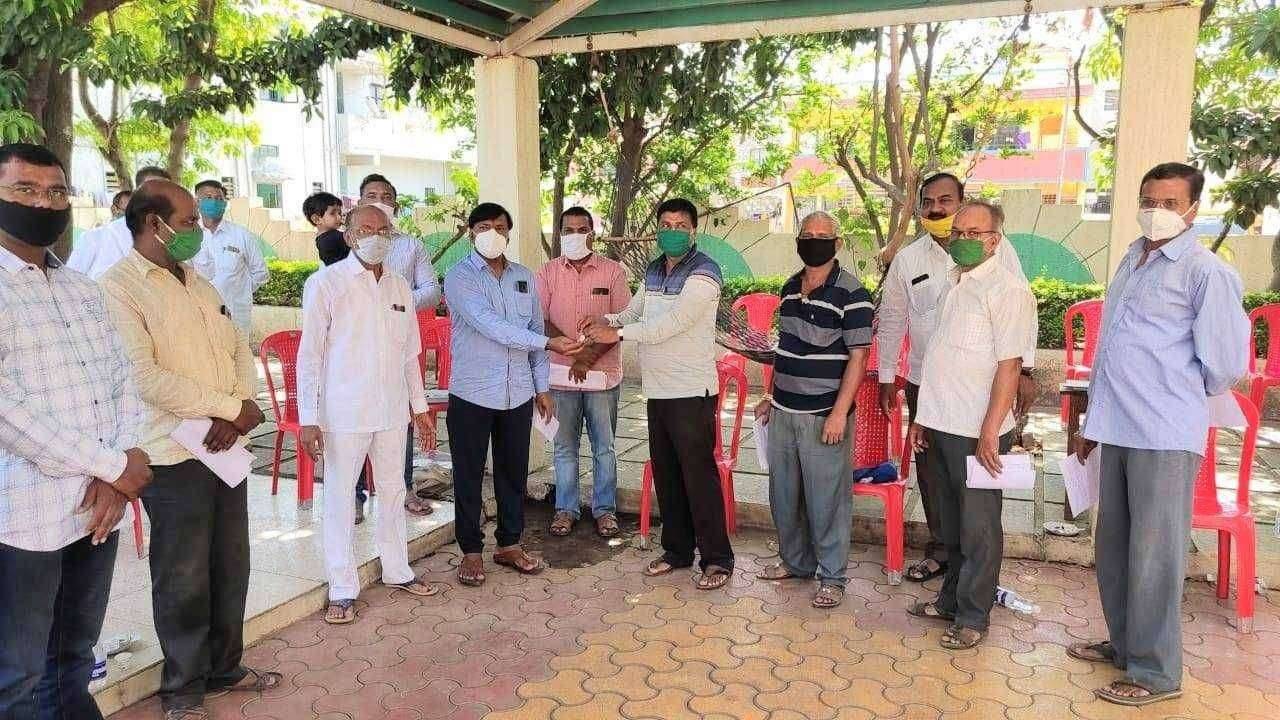 मराठी पत्रकार संघाच्या दिंडोरी तालुक्यातील सदस्यांना आर्सेनिक अल्बम औषध वाटप