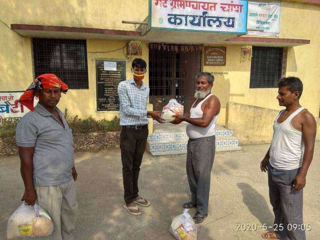 रमजान ईद दिनानिमत्ताने सरपंच अतिश पवार यांच्या हस्ते मुस्लिम बांधवांना अन्नधान्य किटचे वाटप