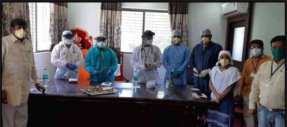 अमळनेर नगरपालिकेच्या ५५५ कर्मचाऱ्यांची केली आरोग्य तपासणी... प्रत्येकाला केले सॅनिटायझरचे वाटप..