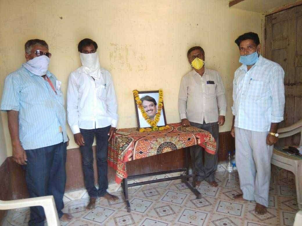 औसा पत्रकांराच्या वतीने विलासराव देशमुख यांना जयंतीनिमित्त अभिवादन