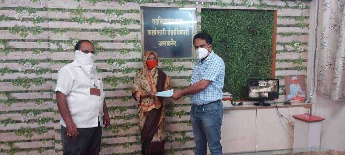 ?️ तहसीलदार मिलिंद वाघ यांच्या हस्ते राष्ट्रीय कुटुंब अर्थसाहाय्य योजनेच्या धनादेश चे वाटप