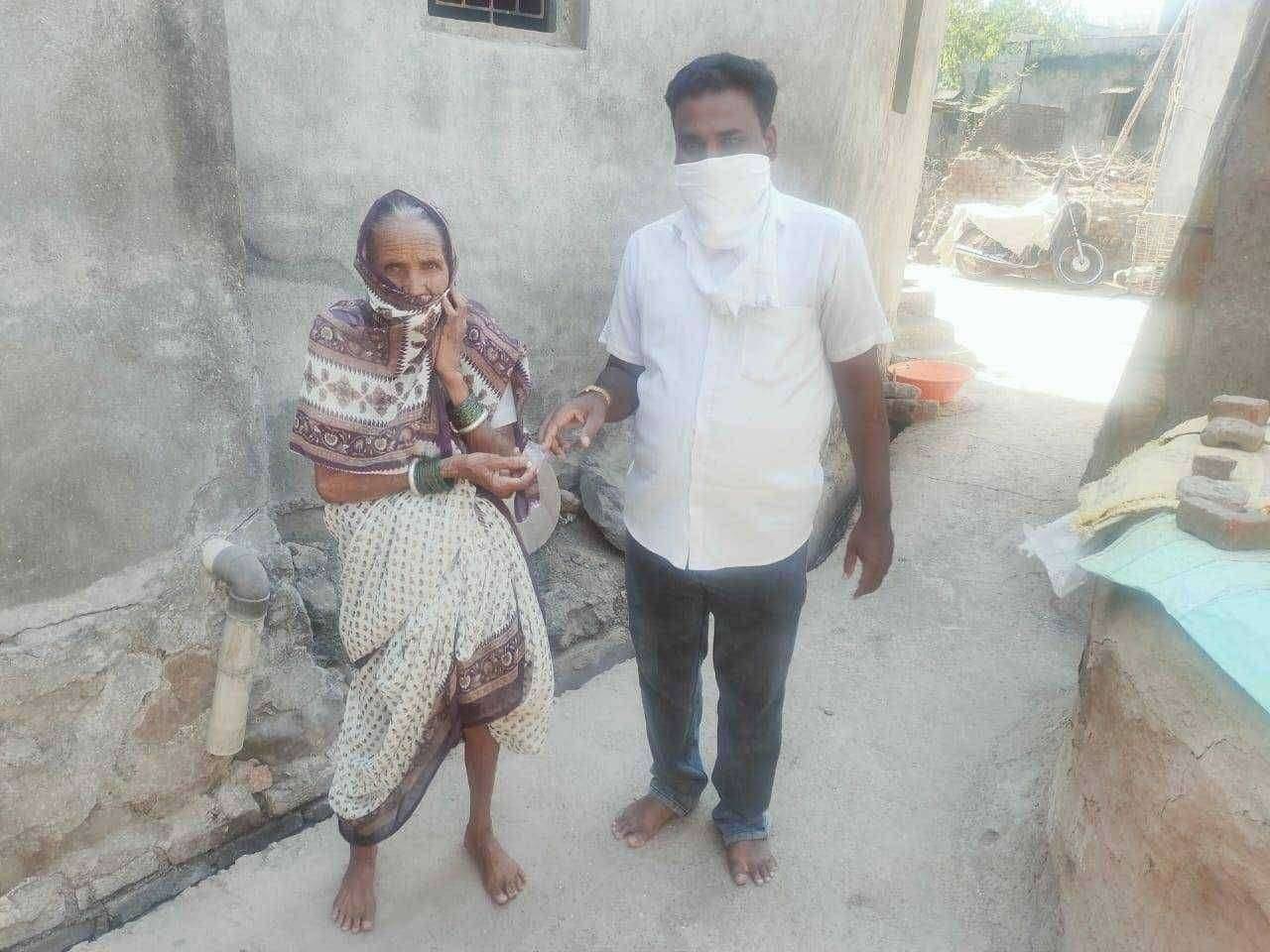 कोरोना रोगप्रतिबंधात्मक औषधीचे विलास ताठे कार्याध्यक्ष रावेर तालुका राष्ट्रवादी यांच्या हस्ते मोफत वाटप .....