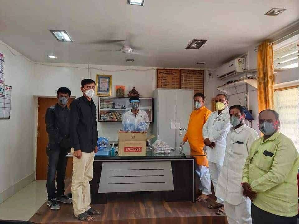 पंढरपूर तालुक्यातील  पोलिस पाटलांना मनसेची मदत प्रत्येकी दोन लाख रुपये विम्याचे कवच