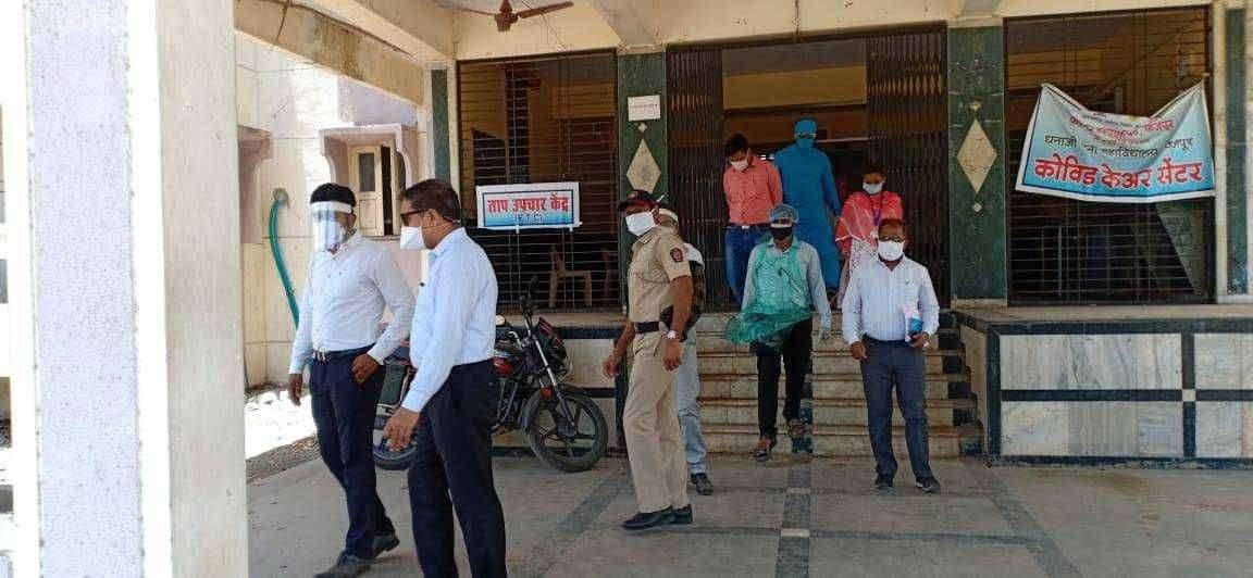 जिल्हा अधिकारी अविनाश ढाकणे यांनी आज फैजपूर येथे कोवि ड केअर सेंटर कक्षाची पाहणी केली
