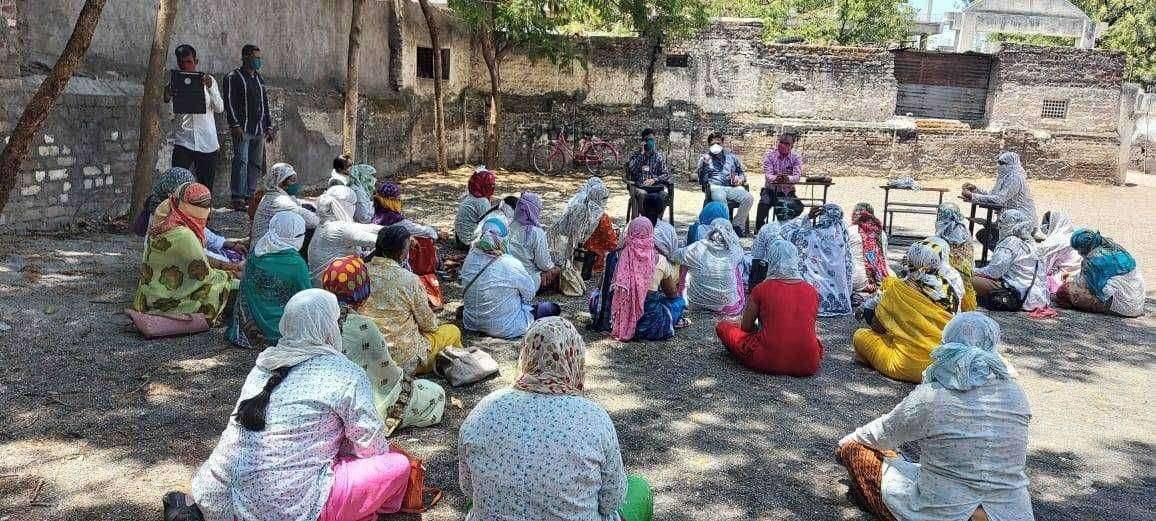 अमळनेर शहरी भागातील सुमारे ४० अंगणवाडी कर्मचारी गेल्या एक ते दिड महिन्यापासून कोरोनाचे रूग्ण असलेल्या कंटेंमेंट झोन मध्ये जीवाची पर्वा न करता